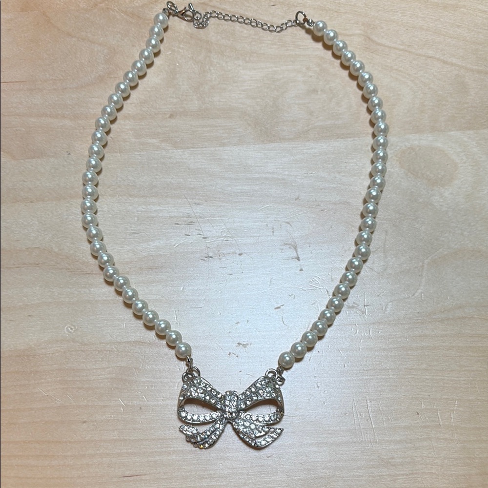 Elegant Vintage Pearl Necklace with rhinestone bow